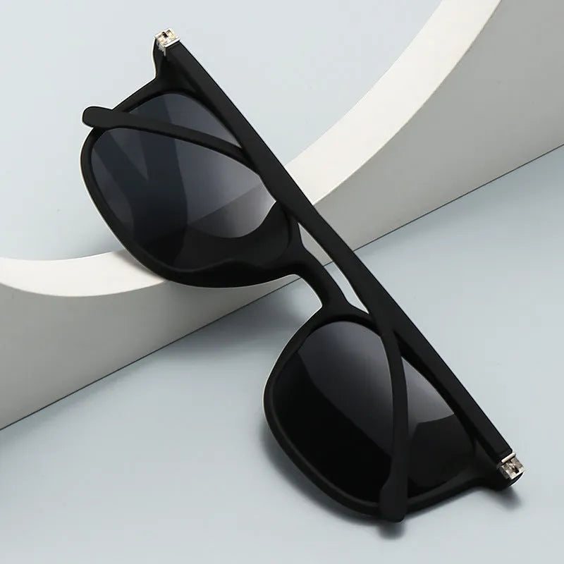 Men's polarized sunglasses with a PC frame in a choice of five colours, featuring UV400 protection.