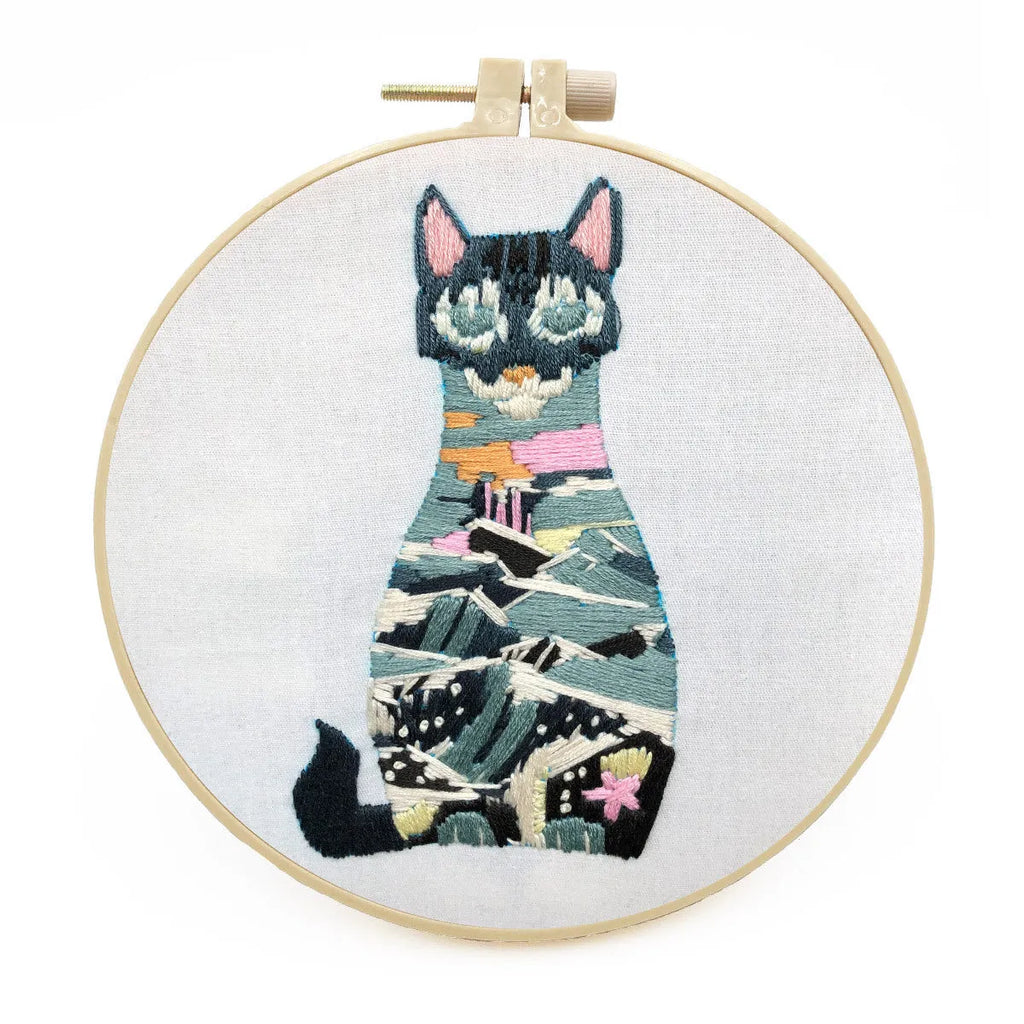 Beginner embroidery kit with three-dimensional European cat design on cotton fabric