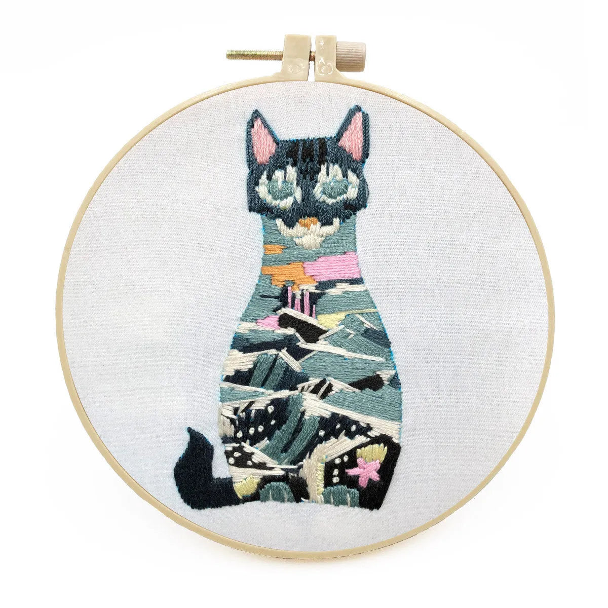 Beginner embroidery kit with three-dimensional European cat design on cotton fabric