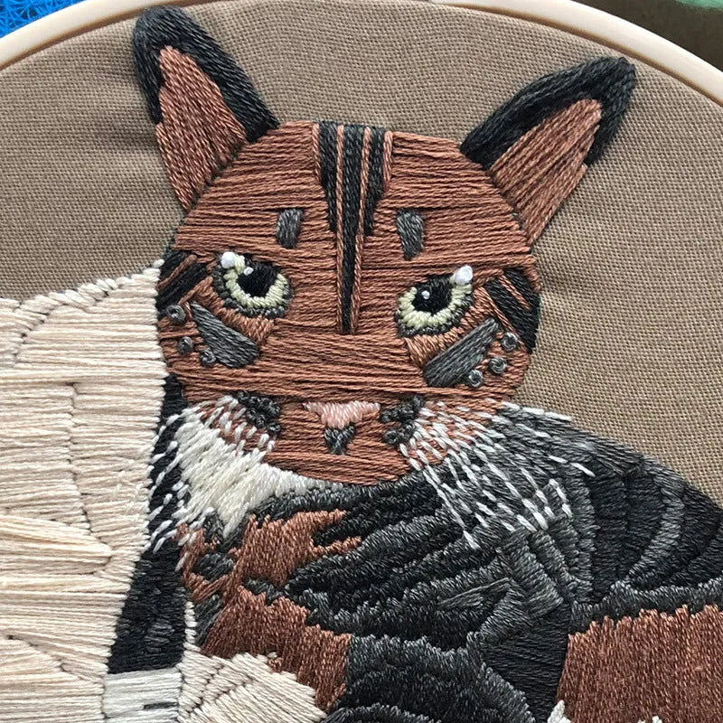 Beginner embroidery kit with three-dimensional European cat design on cotton fabric