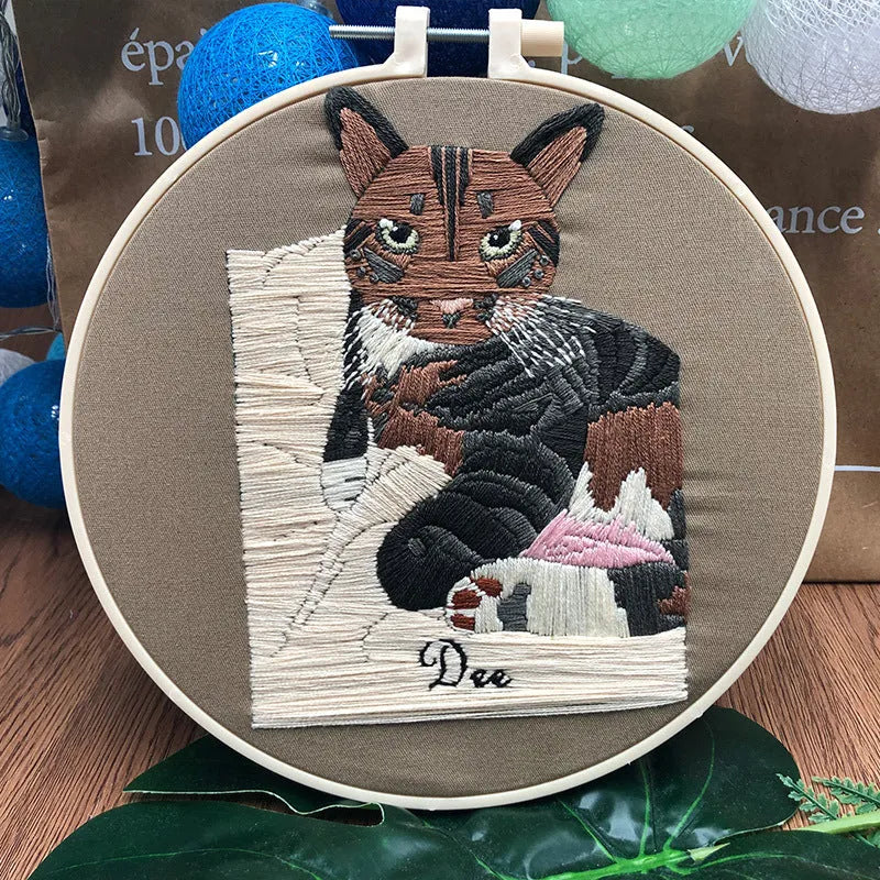 Beginner embroidery kit with three-dimensional European cat design on cotton fabric