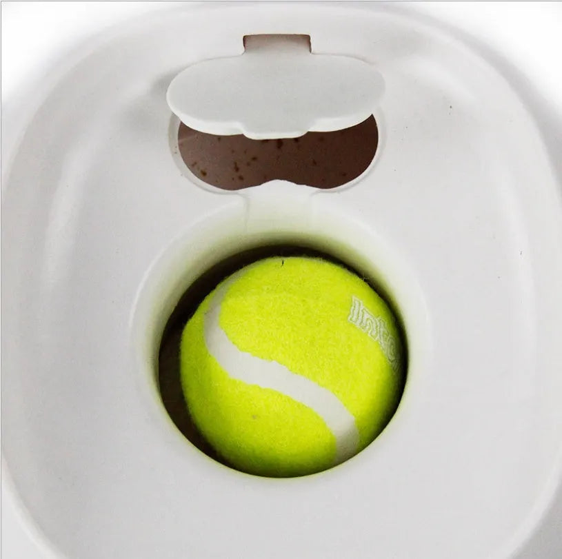 Dog tennis food award machine made of ABS plastic in compact 20x20x18cm size with tennis ball