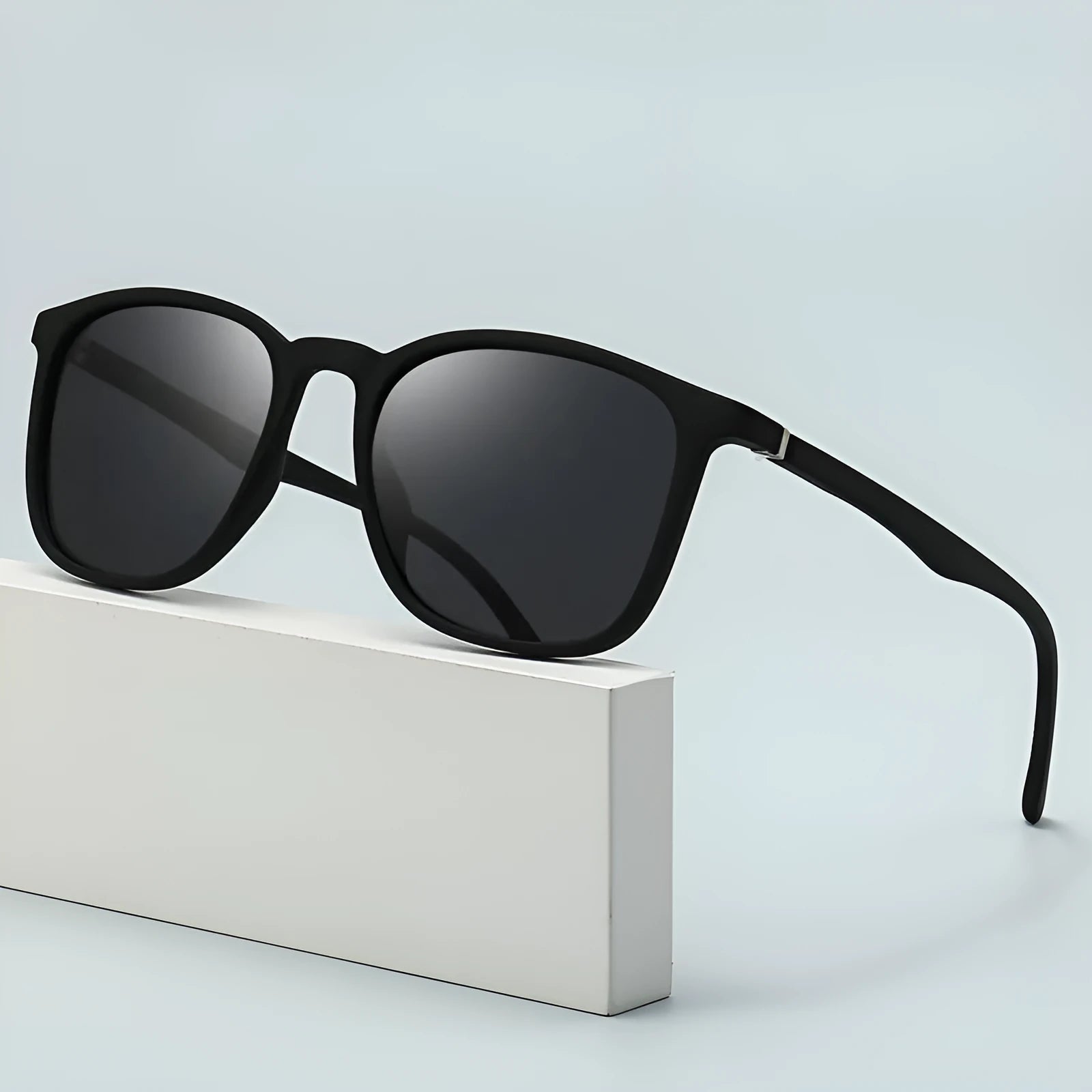 Men's polarized sunglasses with a PC frame in a choice of five colours, featuring UV400 protection.