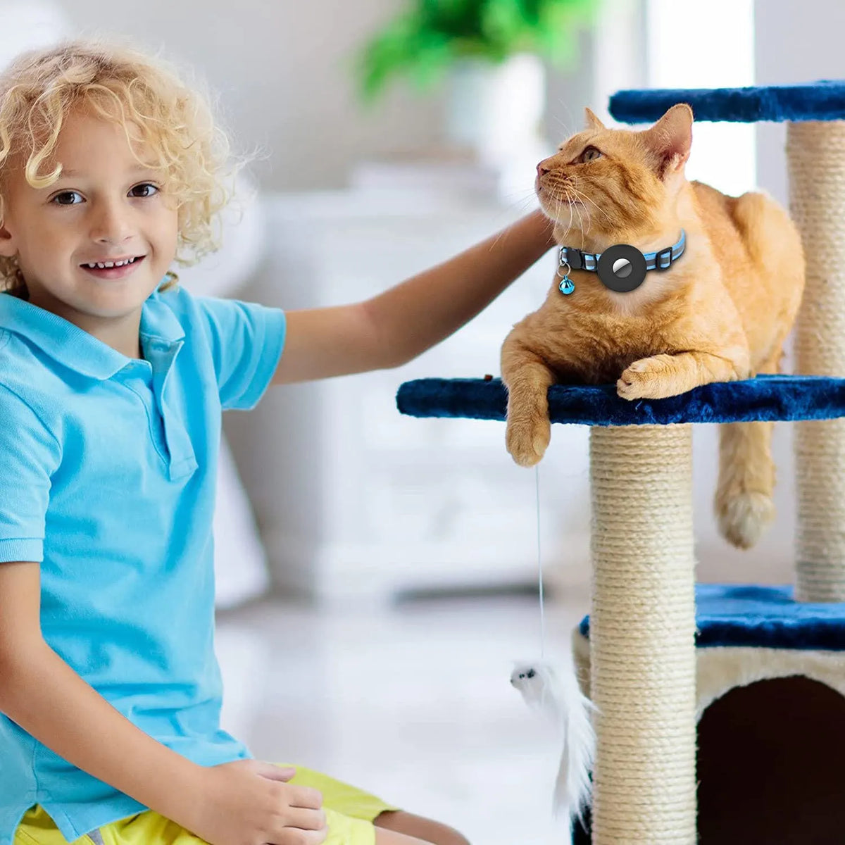 Reflective nylon Airtag collar with bell and safety buckle, adjustable 22-35 cm for cats and small dogs