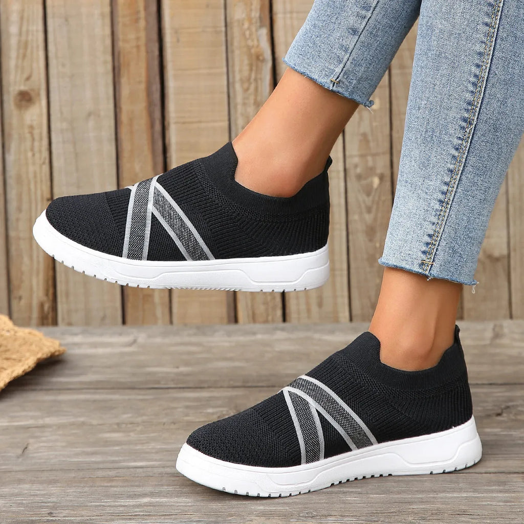 Black women's flat shoes with flyknit mesh fabric upper, rubber sole and tassel detail