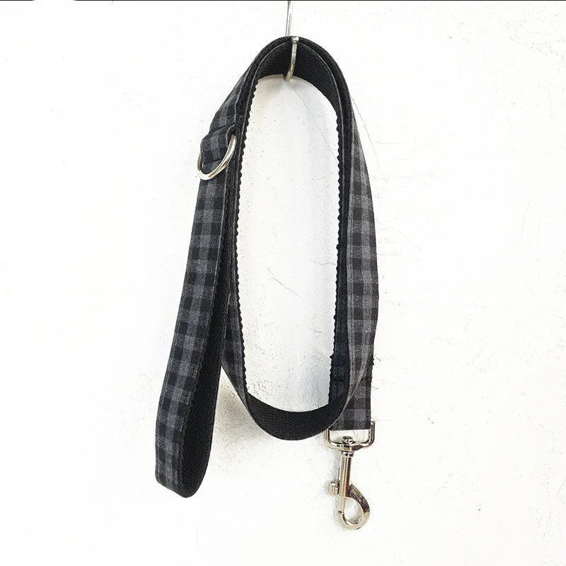 Black polyester dog leash with chain ring and rope strap, available in sizes from XS to XL for training and walking