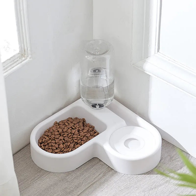 White cat water fountain with food-grade bowl and quiet submersible pump, showing 1.8 L capacity.
