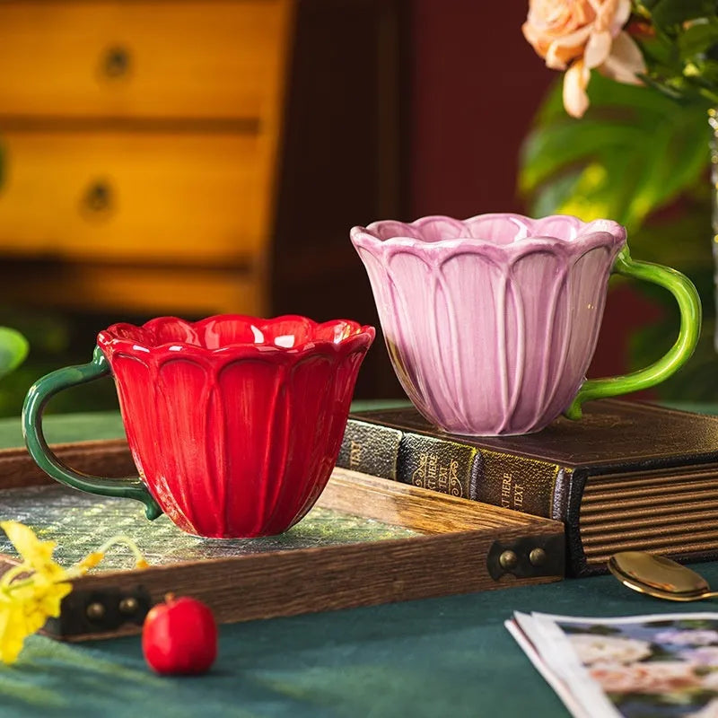 Ceramic breakfast cup with floral pattern, 500ml capacity, in red or purple pastoral design