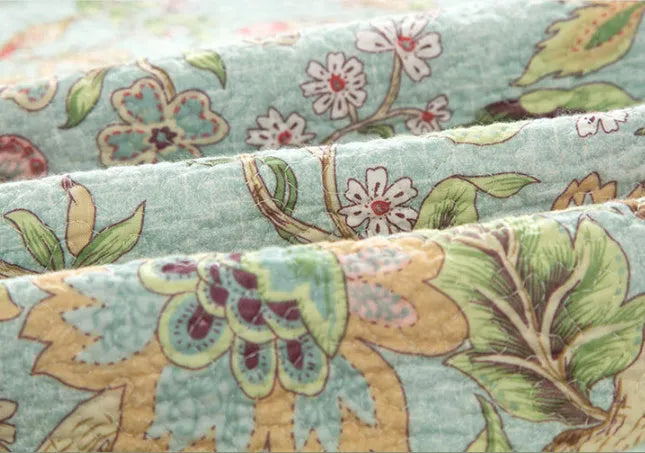 Blue American-style plant and flower pattern on a pure cotton bedspread set with two pillow shams.