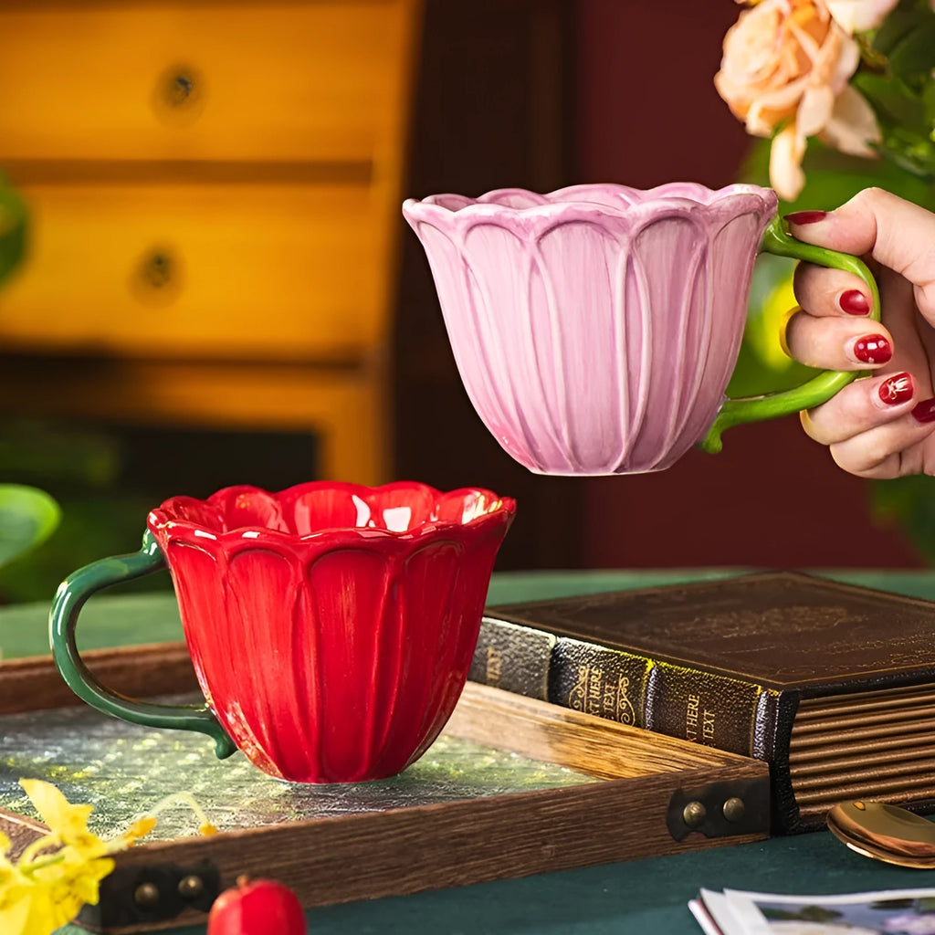 Ceramic breakfast cup with floral pattern, 500ml capacity, in red or purple pastoral design