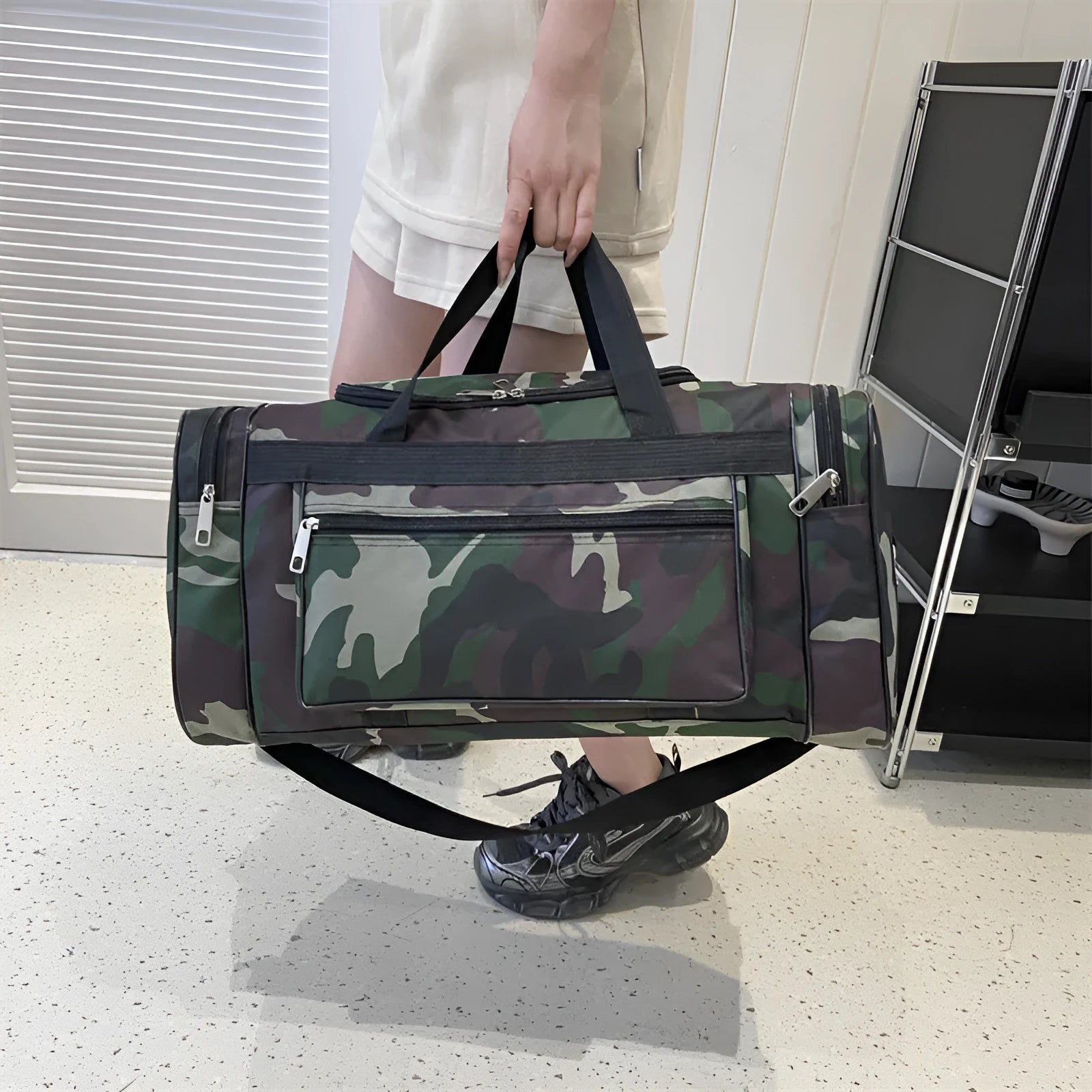 Camouflage pattern luggage bag with 20L capacity and waterproof fabric construction
