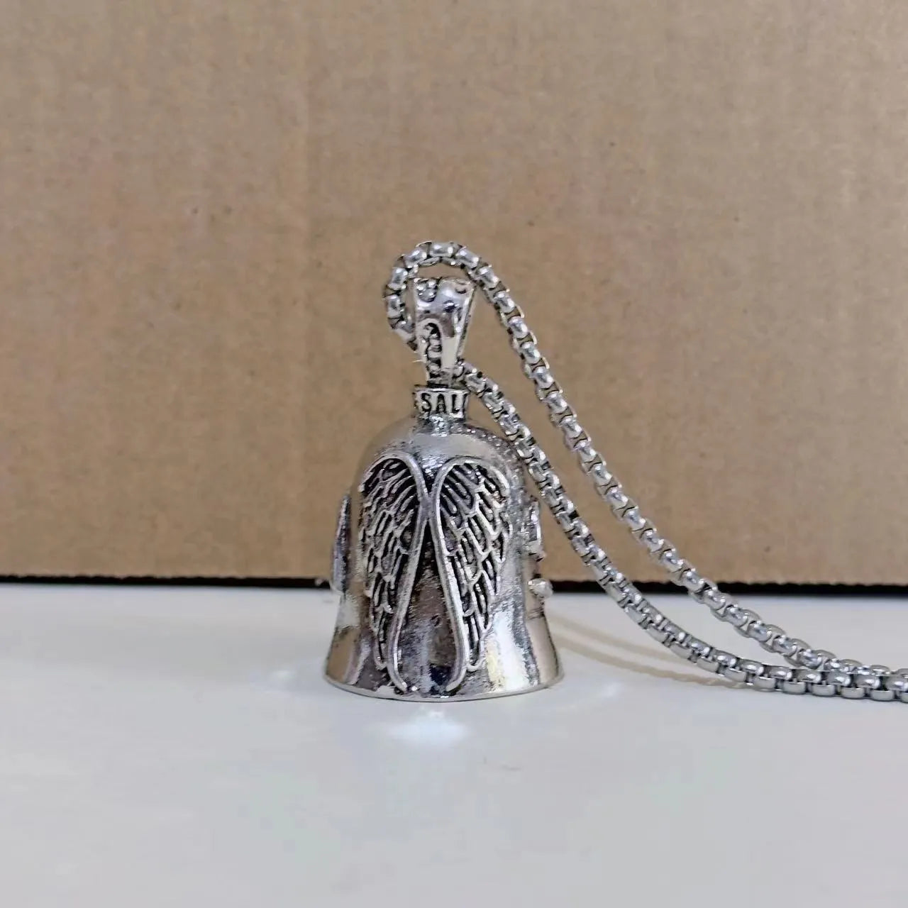 Vintage-style white angel feather design alloy necklace and keychain set.