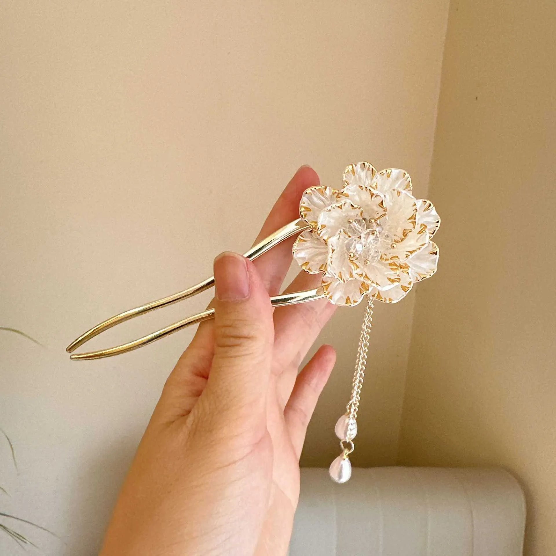 Retro peony flower U-shaped hairpin in purple or white with tassel decoration