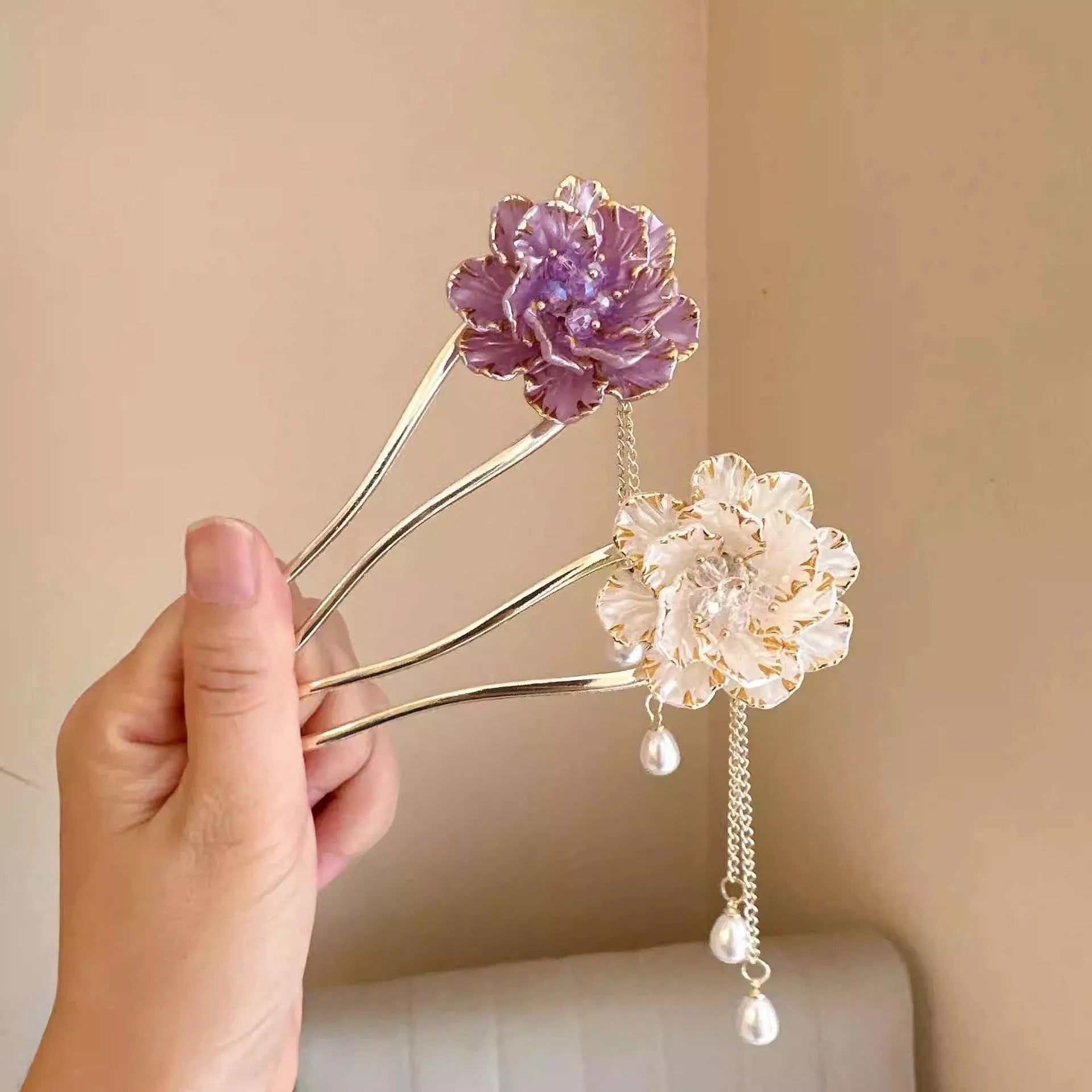 Retro peony flower U-shaped hairpin in purple or white with tassel decoration