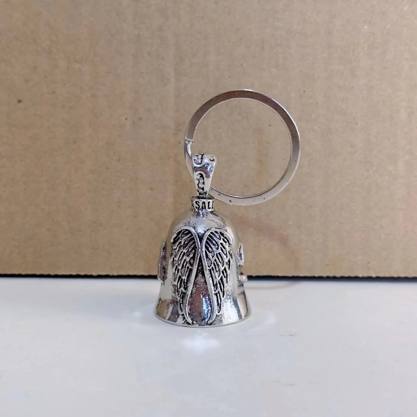 Vintage-style white angel feather design alloy necklace and keychain set.