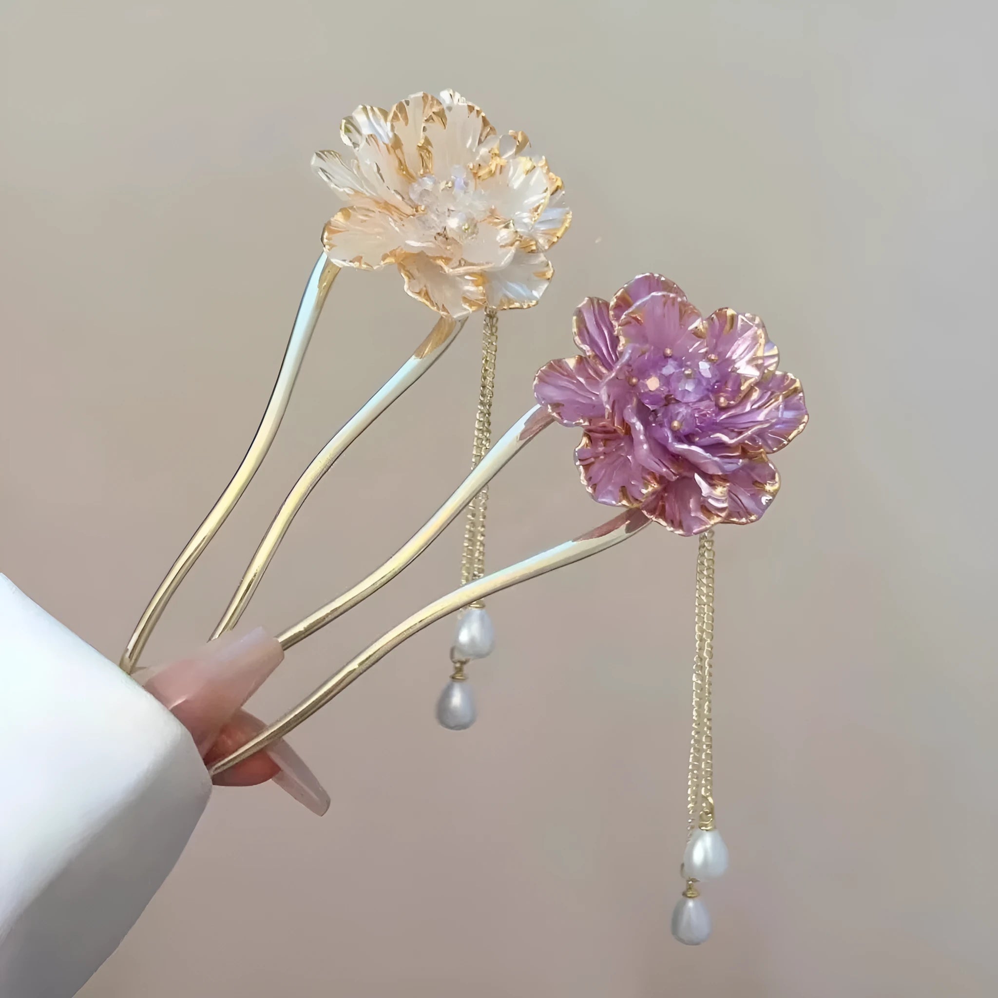 Retro peony flower U-shaped hairpin in purple or white with tassel decoration