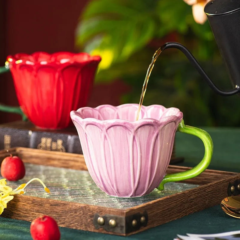 Ceramic breakfast cup with floral pattern, 500ml capacity, in red or purple pastoral design