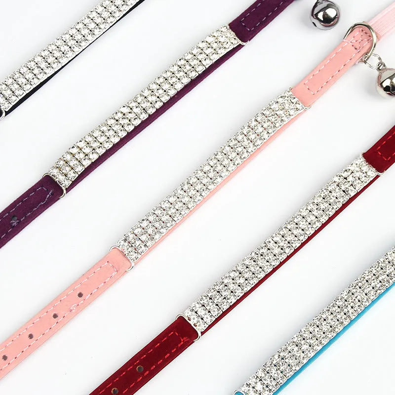 A velvet suede cat collar with rhinestone decoration, shown in an adjustable length from 20 to 30 cm.